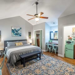 Farm Suite, King bed, firepit, BBQ grill, animals!