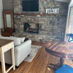 Farm Suite, King bed, overlooking horse pasture!