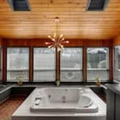 Farm Suite-Sauna, hot tub, King bed, jacuzzi tub