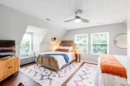 2BR apartment - cute, cozy, convenient - Image 2