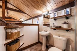 Spacious Barn Apt w/ King Bed - Image 4