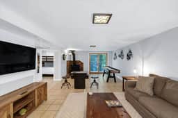 Spacious home with hot tub, fire pit & games - Image 5