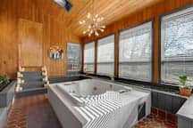 Farm Suite-Sauna, hot tub, King bed, jacuzzi tub - Image 2