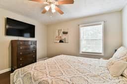 Entire 4 bedroom house, indoor hot tub, fire pit - Image 5