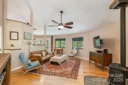 Round House w/3 beds, hot tub, firepit, in nature! - Image 3