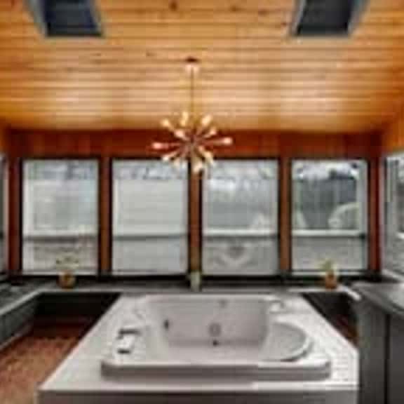 Farm Suite-Sauna, hot tub, King bed, jacuzzi tub - Image 1
