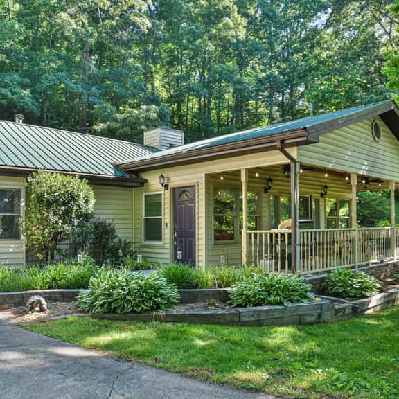 Pinners Cove: Hot Tub, Fire Pit, Prime Location - Image 1