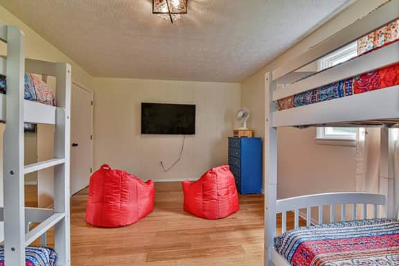 Asheville Oasis: Luxury Retreat, Hot Tub & Games - Image 4