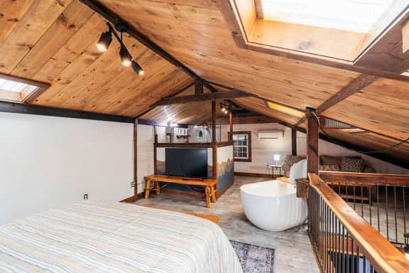Spacious Barn Apt w/ King Bed - Image 3