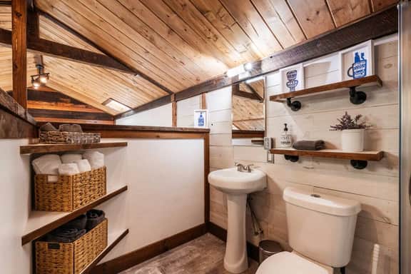 Spacious Barn Apt w/ King Bed - Image 4