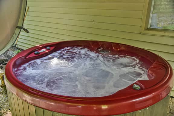 Pinners Cove: Hot Tub, Fire Pit, Prime Location - Image 3