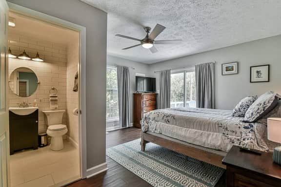 Entire 4 bedroom house, indoor hot tub, fire pit - Image 4