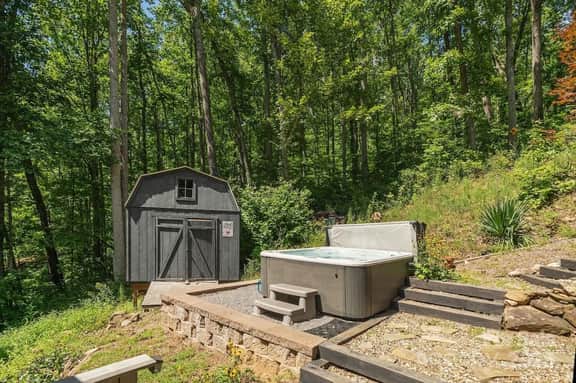 Round House w/3 beds, hot tub, firepit, in nature! - Image 2