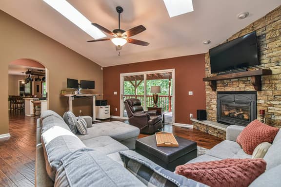 East AVL, 7 miles to Downtown, Game Room, Hot Tub - Image 1