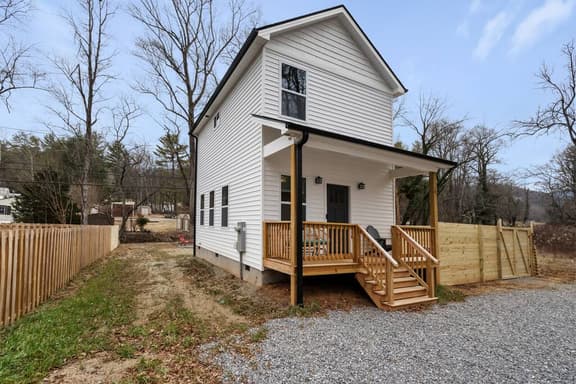 East Asheville, 2 bedroom, hot tub & firepit - Image 1