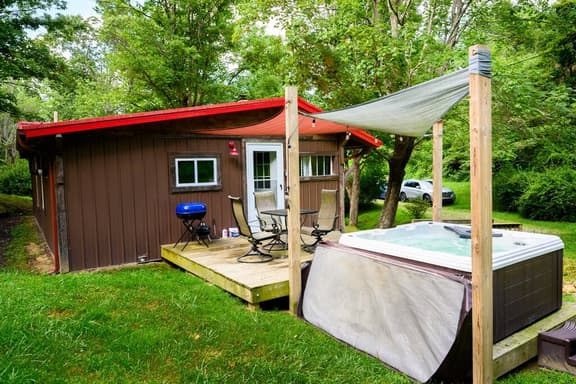 Cozy Creekside Cabin w/sauna and hot tub! - Image 1