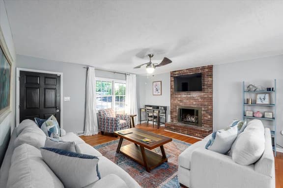 Spacious home with hot tub, fire pit & games - Image 1