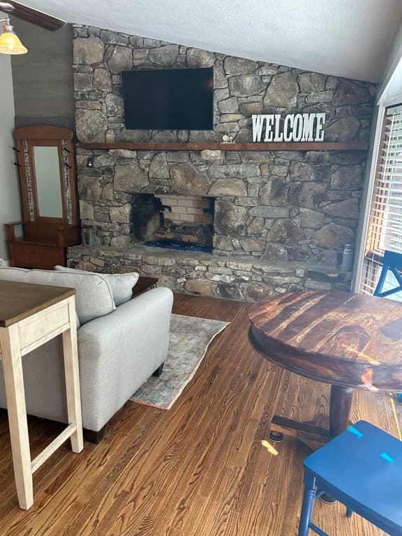 Farm Suite, King bed, overlooking horse pasture! - Image 1