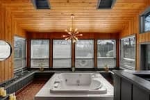 Farm Suite-Sauna, hot tub, King bed, jacuzzi tub - Image 1