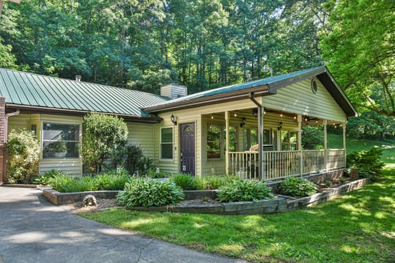 Pinners Cove: Hot Tub, Fire Pit, Prime Location - Image 1