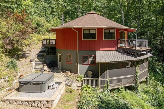 Round House w/3 beds, hot tub, firepit, in nature! - Image 1